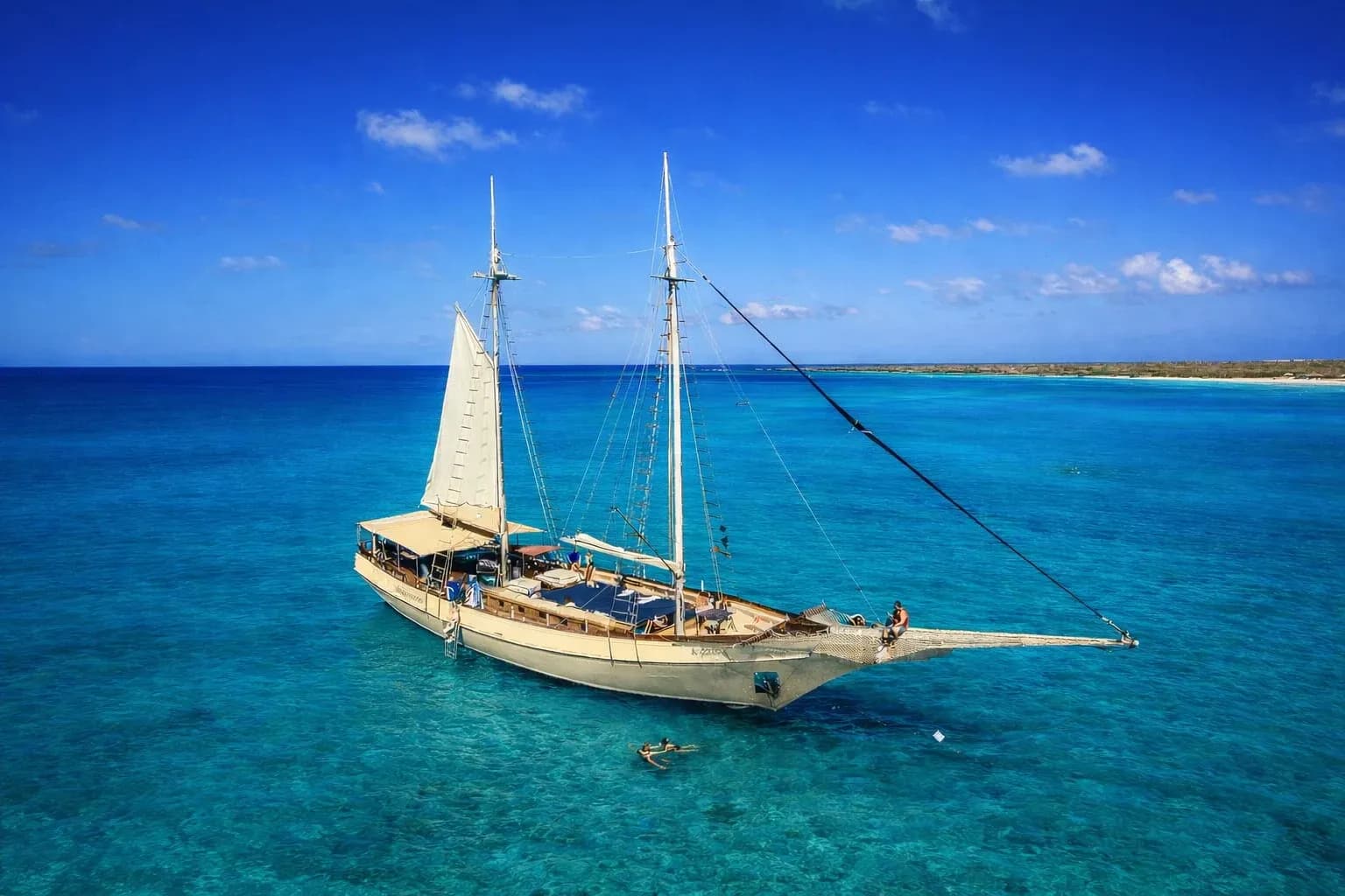 The Flagship Aruba schooner under sail